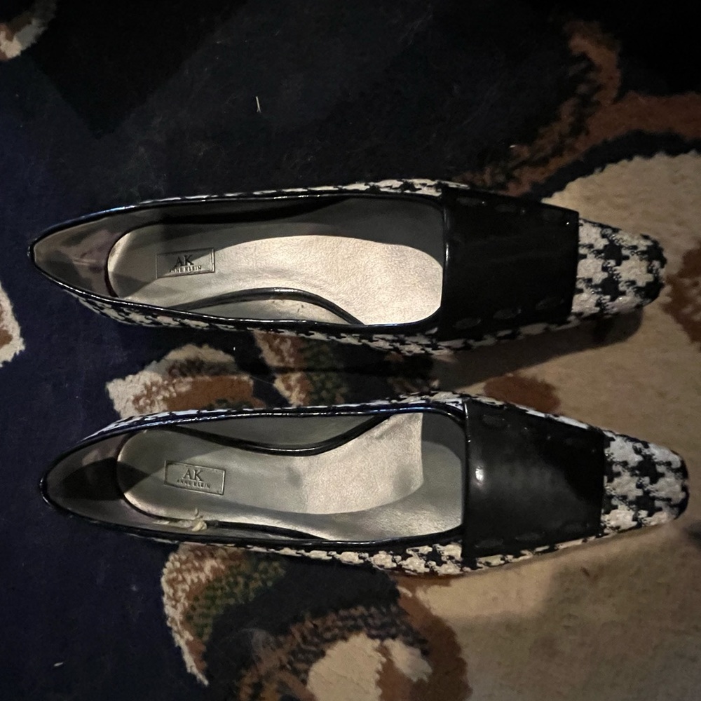 AK Anne Klein 8 1/2 medium black and white shoes